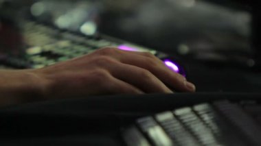 El bilgisayar oyunu bağımlısı fare, esports rekabet düğmelere basmak