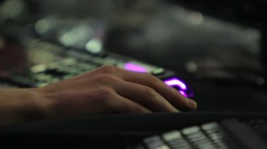 El adam online oyun oynamak tehlikeli bilgisayar virüs üzerinde çalışan hacker