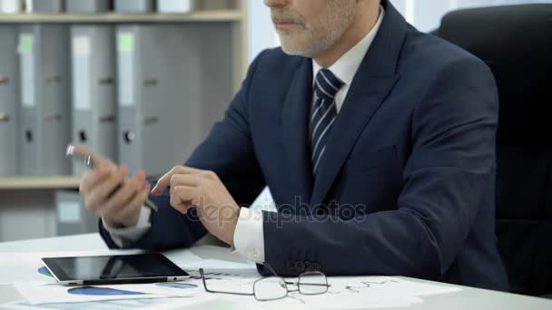 Uomo d'affari in giacca e cravatta che lavora in ufficio, chiama e parla con il cliente per telefono — Video Stock