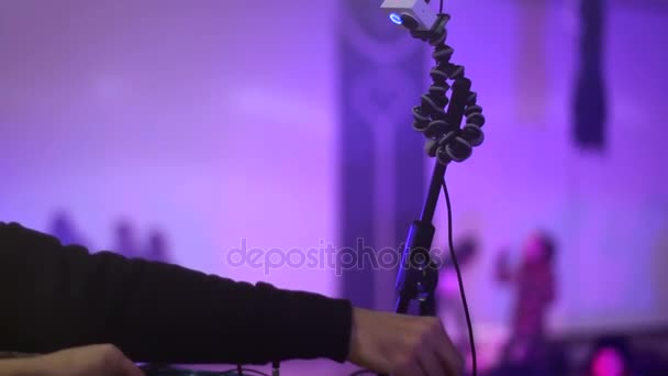 Soundproduzenten passen Musikanlage an Abendkonzert begabter Kinder an — Stockvideo