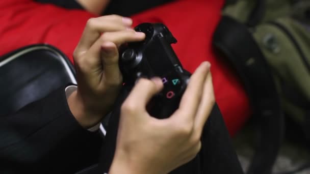 Schoolboy magistralmente gerenciar personagem do jogo de vídeo usando dedo-operado joypad — Vídeo de Stock