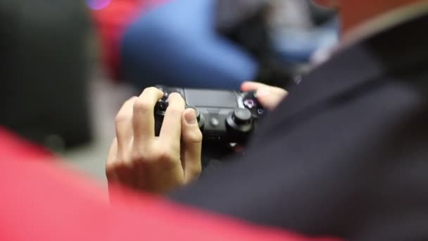 Meninos se divertindo jogando videogames e controlando seus personagens virtuais — Vídeo de Stock
