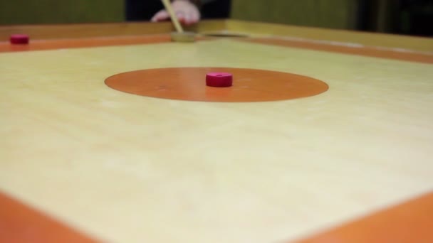 Principiante juego de carrom, amigos divirtiéndose en el ocio, la actividad en interiores — Vídeos de Stock