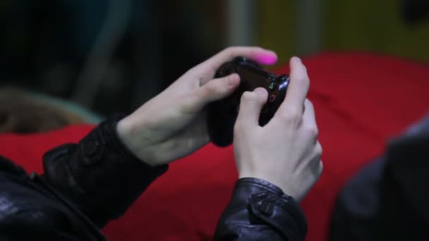 Подростки играют в видеоигры на консоли, проводя время за компьютером — стоковое видео