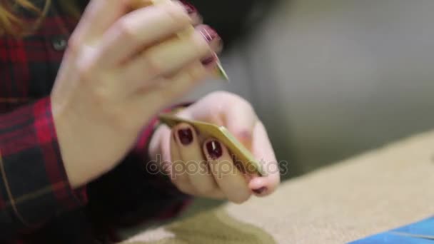 Mujer barajando naipes durante mucho tiempo, estancando el tiempo para hacer trampa con éxito — Vídeos de Stock