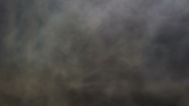 Ominosa sala de llenado de humo como el mal capturando mundo tratando de escabullirse a cada casa — Vídeo de stock