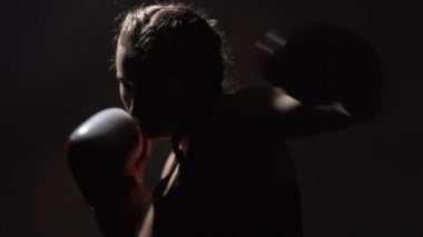 Delme, spor salonunda, Muay Tay sporcu eğitim hava yapıyor güzel güçlü Bayan