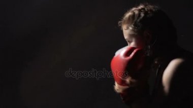 Muay Tay egzersiz, güçlü kadın kickboxing fitness kulübünde aktif spor