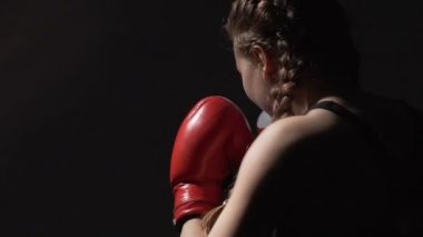 Kadın boksör Delme eğitim, Muay Tay mücadele sporudur, dövüş sanatları hava yapıyor