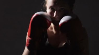 Yarışmadan önce mücadele sporudur eğitim çekici güçlü kadın kick boks