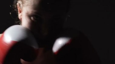 Çalışkan dişi boxer giyen boks eldivenleri, spor salonunda, delme hava eğitim