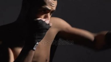 Eğitim, Muay Tay mücadele sporudur Delme hava yapıyor güçlü biracial kick boks