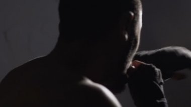 Afro-Amerikan kick boks spor salonunda, Muay Tay mücadele sporudur, uyuşuk eğitim