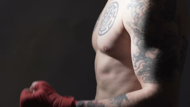 Fuerte boxeador Muay Thai con tatuajes de entrenamiento antes de la pelea en el gimnasio, slow motion — Vídeos de Stock