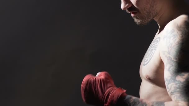 Lucha de sombras, fuerte macho Muay Thai kickboxer ejercitando antes del campeonato — Vídeo de stock