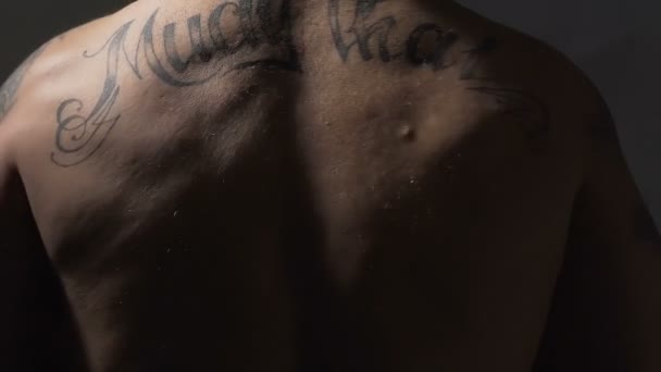 Visa på Muay Thai boxare tillbaka med tatueringar, stark man utbildning innan kampen — Stockvideo