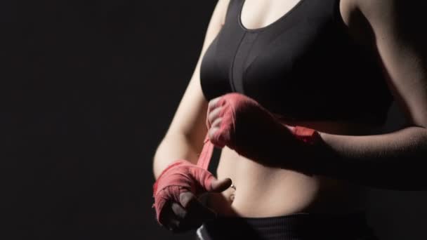 Muay Thai vrouwelijke bokser inwikkeling pleisters op haar handen voor strijd, slow-motion — Stockvideo