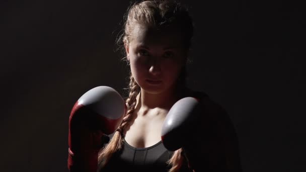 Serious Muay Thai mulher boxer olhando para a câmera, motivação e objetivos, esporte — Vídeo de Stock