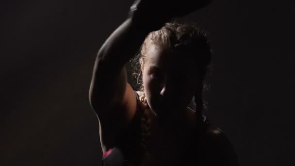 Агрессивная женщина Муай Тай боксер тренировка перед боем, курс самообороны — стоковое видео