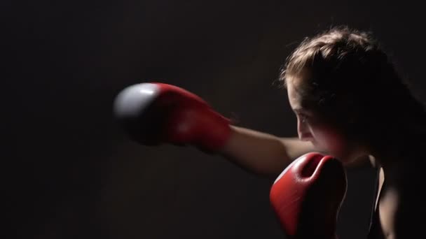 Boxer athlétique féminin Muay Thai faisant de l'exercice dans la salle de gym, entraînement, ralenti — Video