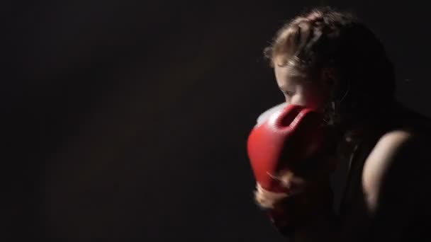 ムエタイ タイ ワークアウト、フィットネス クラブで積極的に強い女性キック ボクシング スポーツします。 — ストック動画