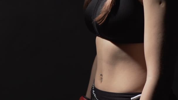 Сильная женская подготовка к боксу, тренировки по самообороне, замедленная съемка — стоковое видео