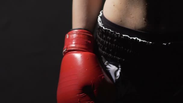 Mujer sudorosa en guantes de boxeo después de la pelea, dama fuerte lista para la autodefensa — Vídeo de stock