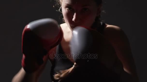 Boxeo de chicas fuertemente motivado en el gimnasio, atleta femenina preparándose para la pelea — Vídeo de stock