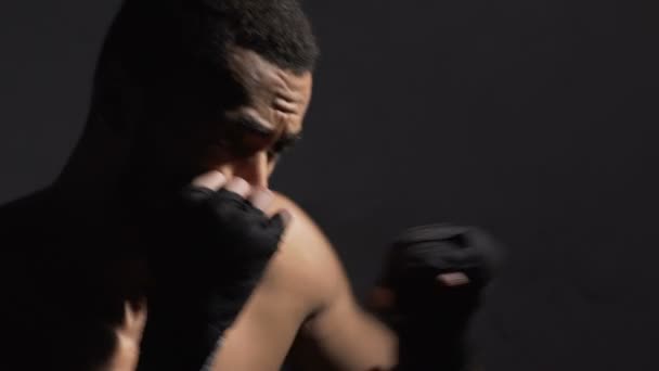 Boxe d'ombrage de combattant mixte motivé avant le championnat, Muay Thai sport — Video