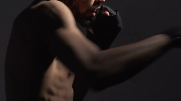 Trabalhador Muay Thai boxer fazendo conjunto de ataque no ginásio, treino ativo — Vídeo de Stock