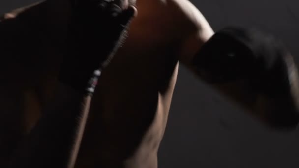 Atleta di sesso maschile ombra boxe in palestra, Muay Thai boxer formazione prima della lotta — Video Stock