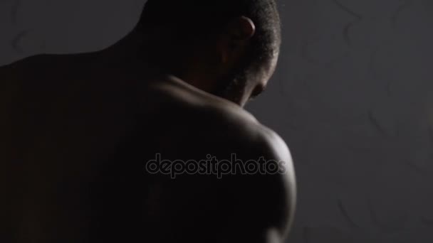 Athletischer Mann, der vor dem Wettkampf aufsteigt, Boxer, der sich auf den Kampf vorbereitet, Slow-mo — Stockvideo