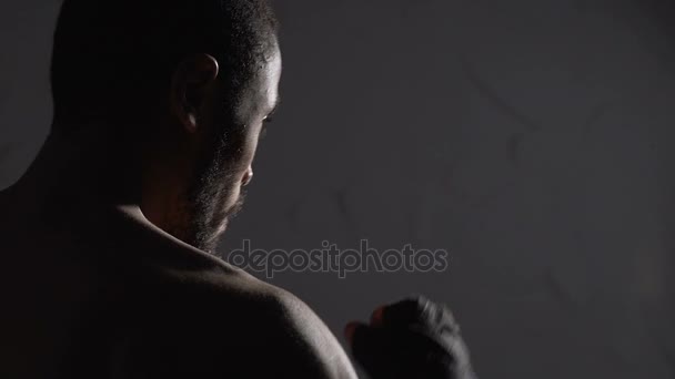 Gladiator, przygotowuje się do walki, mężczyzna kickboxer ćwiczenia w klub bokserski — Wideo stockowe