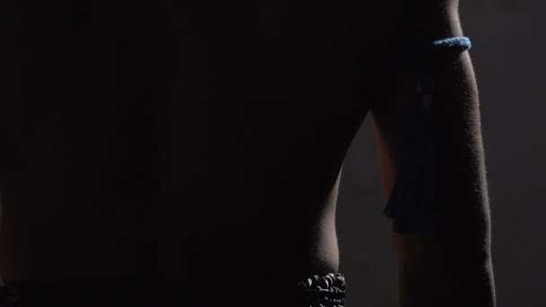 Combattant professionnel portant les attributs Muay Thai et tournant la tête, sport de combat 