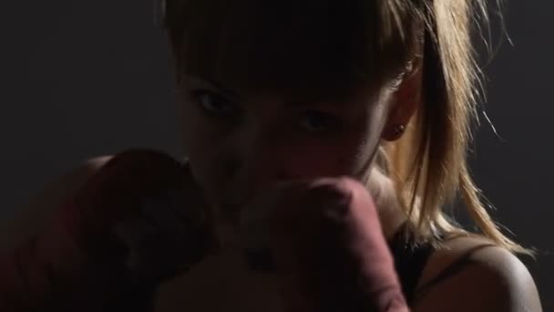 Modiga kvinnliga kickboxer utbildning före mästerskapet, självförsvar, slowmotion — Stockvideo