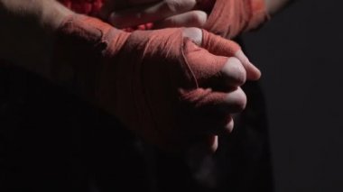 Muay Tay profesyonel boksör ayarlama bandaj elindeki mücadele önce spor