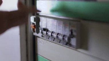 Elektrikçiler içinde ev kablolama ve Tumbler üzerinde kontrol iş artık dönüş değişti