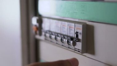 Çalışma günü bütün elektriği dönüm sonunda bürosundan çıkarken son adam