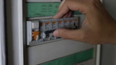 Maçtan önce Spor Stadyumu için otomatiğe ışık dönüm elektrikçi geçer