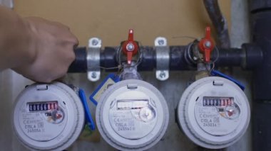 Tesisatçı kapalı su temini nedeniyle evde planlı ekipman