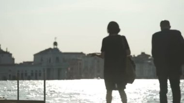 İskelede yürüyüş ve söz, hafta sonu Venedik'te zevk turist birkaç