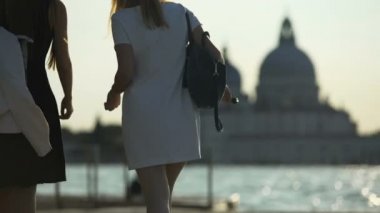 İki kadın arkadaş, iskelede yürüyüş konuşmak ve manzarayı Venedik canal