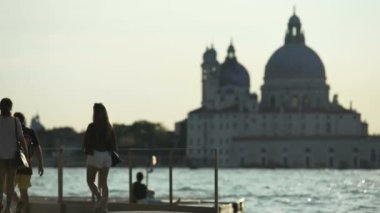 Hafta sonu Venedik'te, çok sayıda turistin iskelede, yürüyüş zevk insanlar saat sihirli
