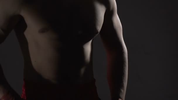 Primer plano del cuerpo del boxeador muscular, deportista saltando y entrenando en el gimnasio — Vídeos de Stock