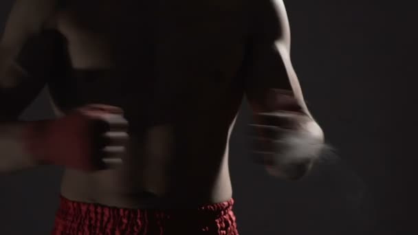 Aggressiver Boxer bereitet sich auf Kampf vor, klatscht Hände mit Talkumpuder zusammen — Stockvideo