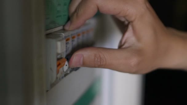 El hombre lanzó el generador de emergencia y encendió los interruptores de palanca para difundir la luz — Vídeo de stock