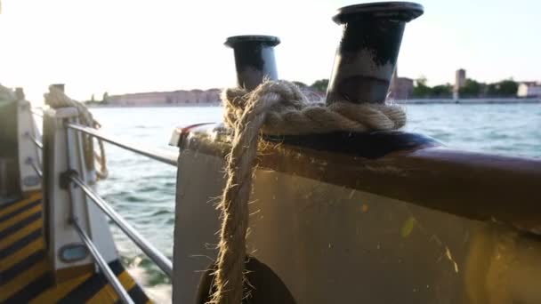 Промислова суднова дошка з швартовою мотузкою, вантажні перевезення, морський тур — стокове відео