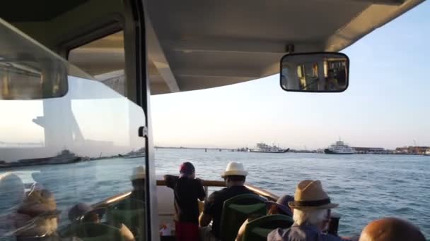 Navegación en barco, gente mirando el río y los lugares de interés, transporte acuático — Vídeos de Stock