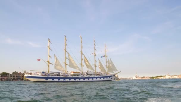 Όμορφη γολέτα πλοίων που πλέουν κατά μήκος παραθαλάσσια πόλη, μεταφορά τουριστών — Αρχείο Βίντεο