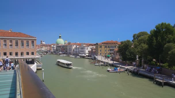 Belle vue sur le Grand Canal de Venise depuis le pont, visites touristiques, vacances — Video